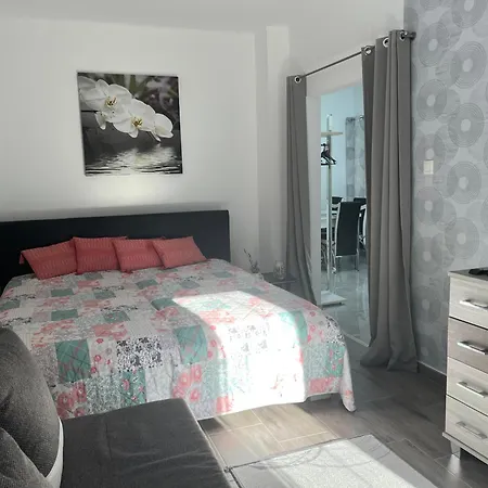 Izabella Apartamok Foeldszint Es Emelet Διαμέρισμα *