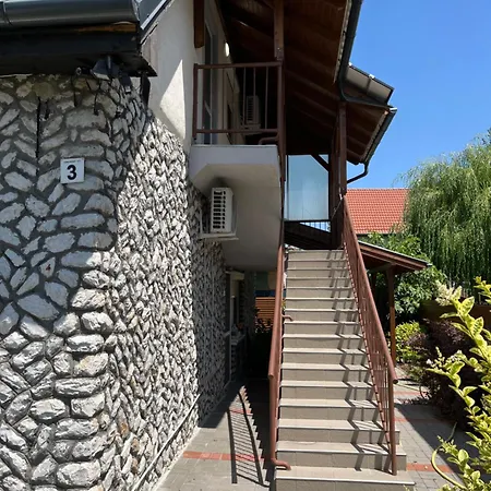Izabella Apartamok Foeldszint Es Emelet 아파트 *