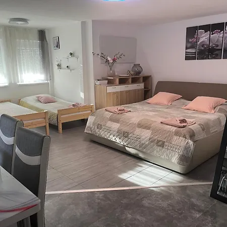 Izabella Foeldszint Es Emelet Apartment